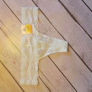 NWT b.tempt'd thongs small